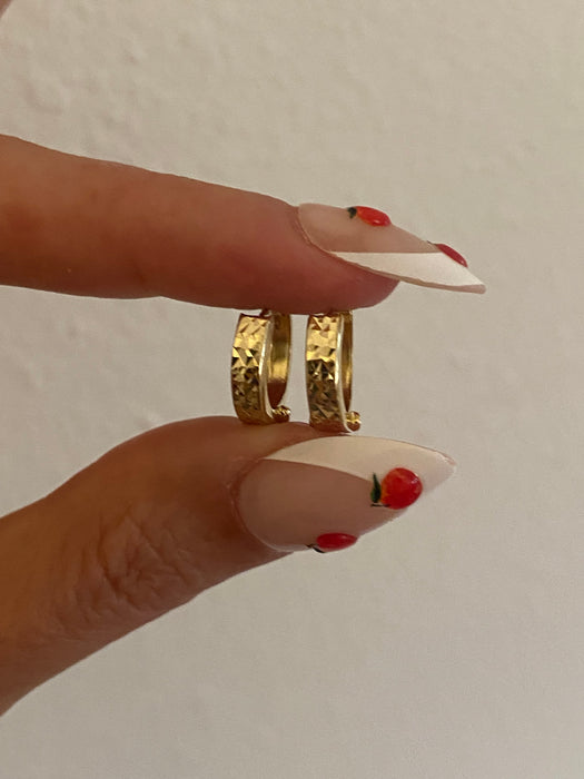 14K Gold Diamond-Cut Huggie Earrings