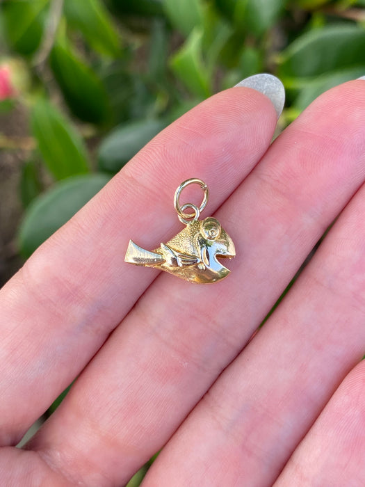 18k fish friend charm pendant