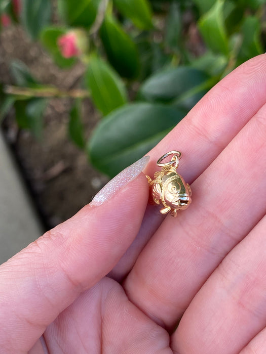 18k fish friend charm pendant