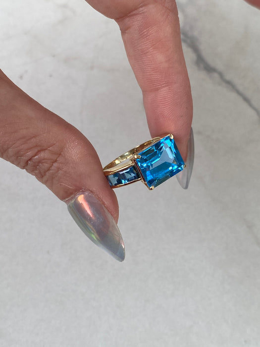 Vintage 18K  Blue Topaz Ring – 7.50 CT