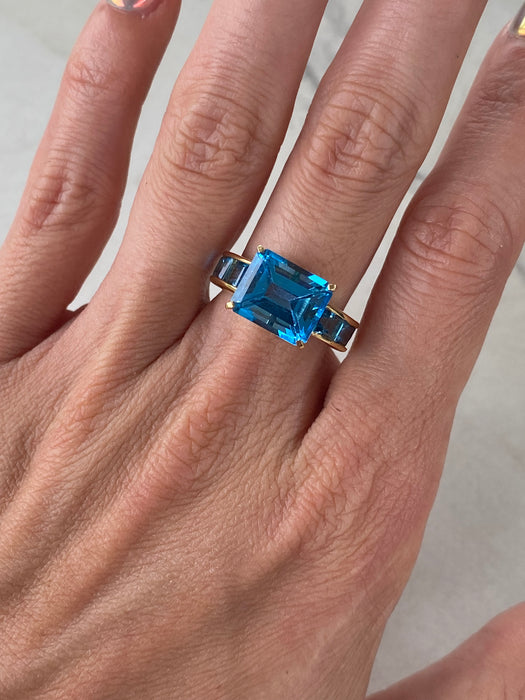 Vintage 18K  Blue Topaz Ring – 7.50 CT