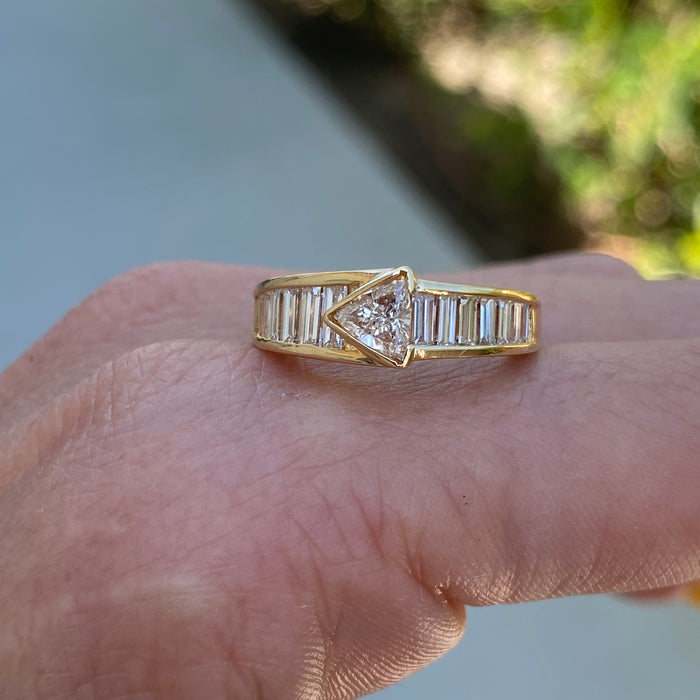 Vintage 18K Diamond Arrow Ring – Trillion & Baguette Diamonds – 1.13 TCW – Size 4