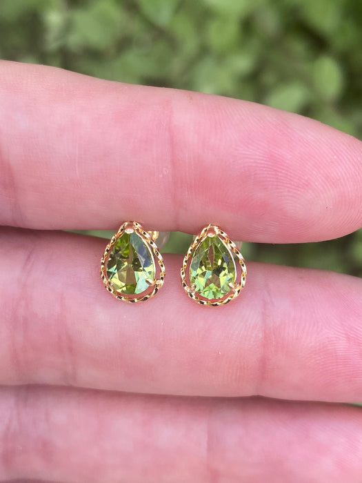 18k pear peridot stud earrings