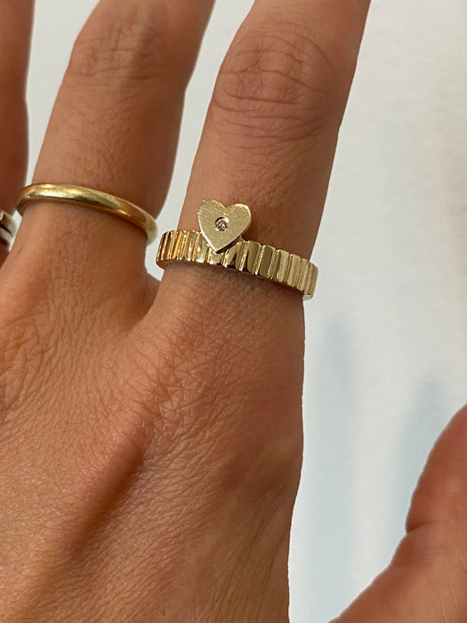 14k ribbed diamond heart ring size 6.75