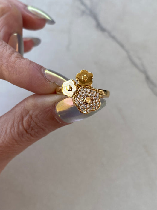 Vintage 18K Gold Three Flower Natural Diamond Ring