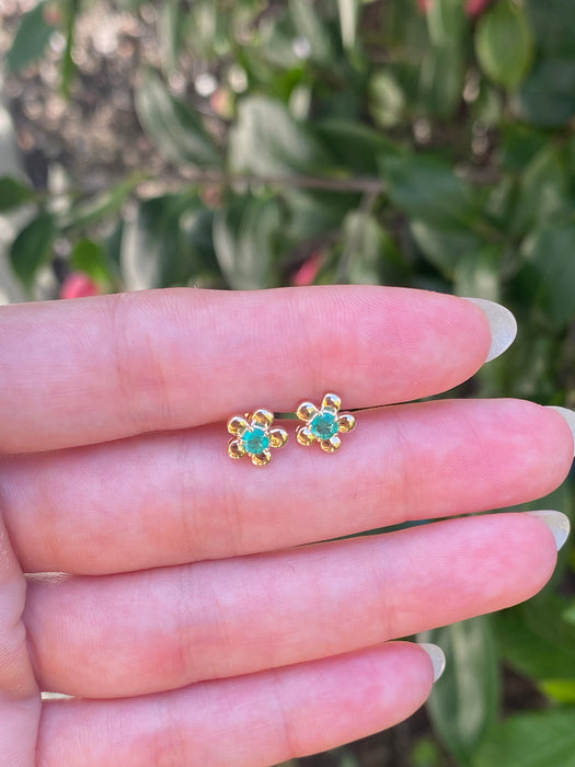 14k emerald flower stud earrings