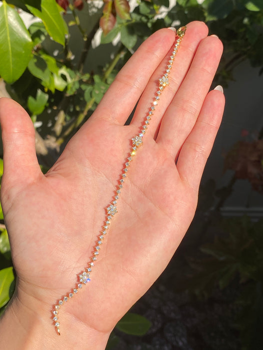 18k diamond flower tennis bracelet 7.25”