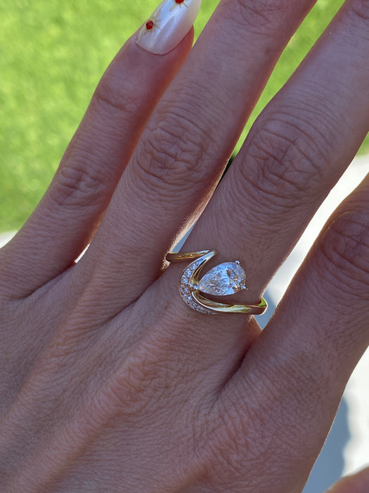 14K Gold Lab 1 Carat Pear Diamond Swirl Ring – VS Clarity, F Color, Size 7