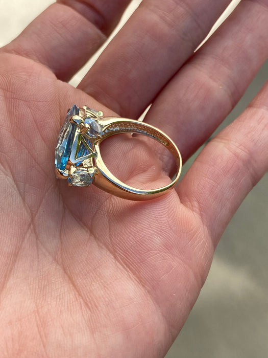 Vintage 14K Gold East-West Oval Blue Topaz Ring
