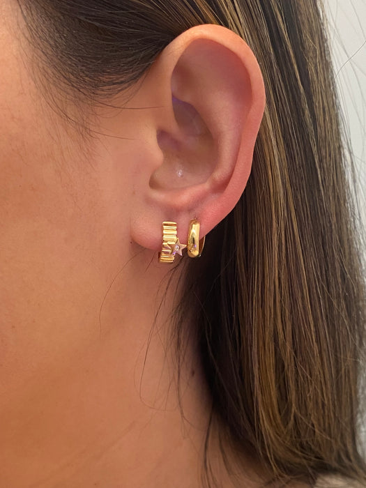 14k ribbed diamond star huggie earrings