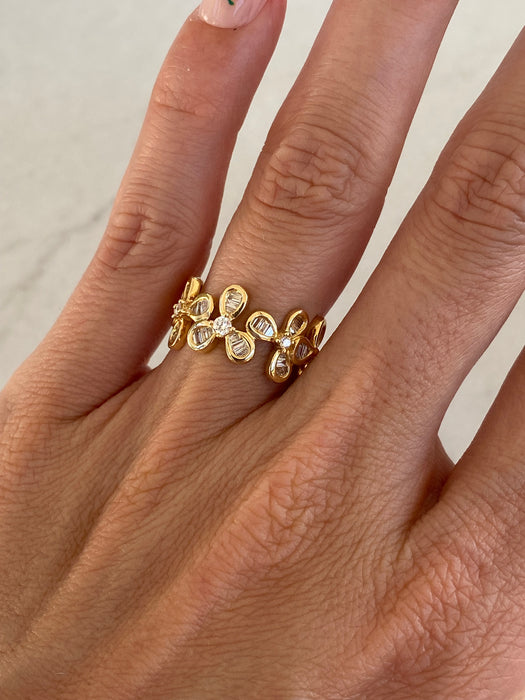 Vintage 18K Diamond Flower Ring