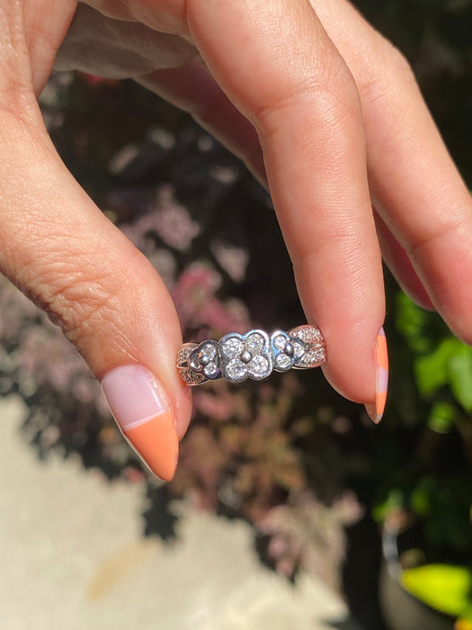 18k white gold diamond flower ring size 6.75