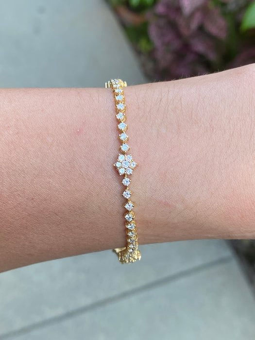 18k diamond flower tennis bracelet 7.25”