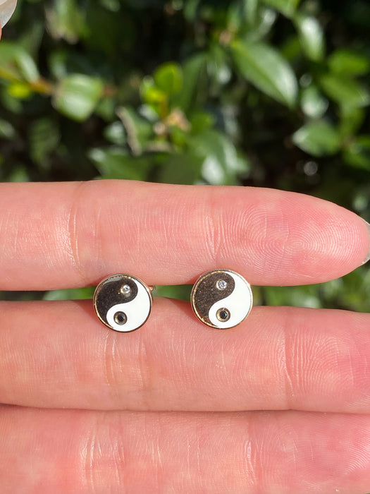 14k white yin yang diamond stud earrings