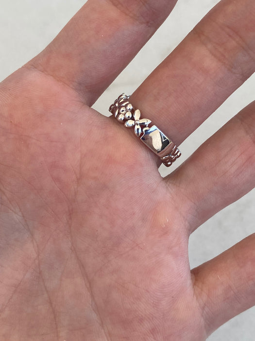 Vintage 18K White Gold Flexible Diamond Flower Ring