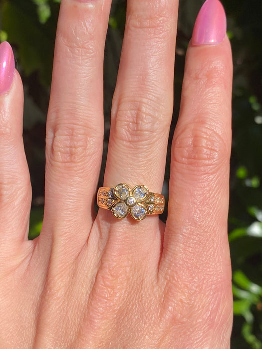 Vintage 18k Gold Diamond Clover Flower Ring