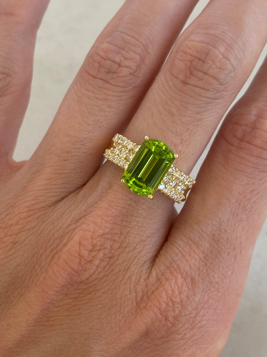 Vintage 18K Gold Peridot & Diamond Ring