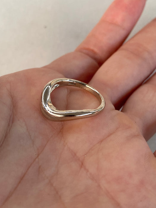 18K White Gold Curved Band Ring