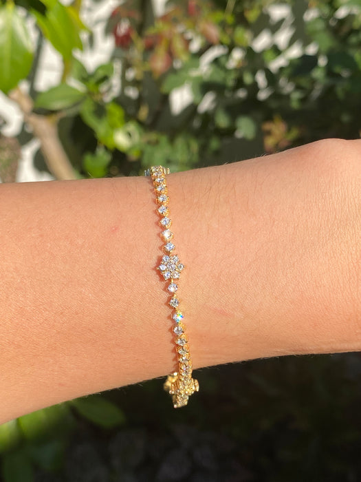 18k diamond flower tennis bracelet 7.25”