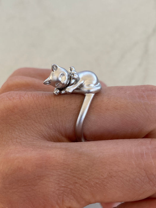 Vintage 18K White Gold Brushed Finish Cat Ring