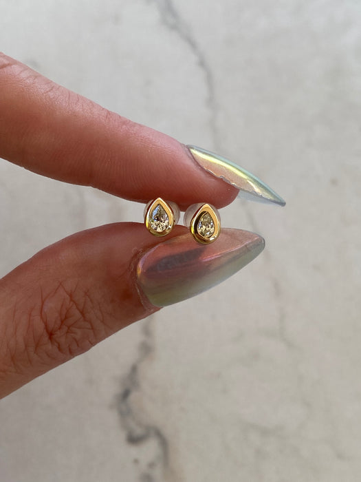 18K Yellow Gold Bezel-Set Natural Pear Diamond Stud Earrings – 0.20 TCW