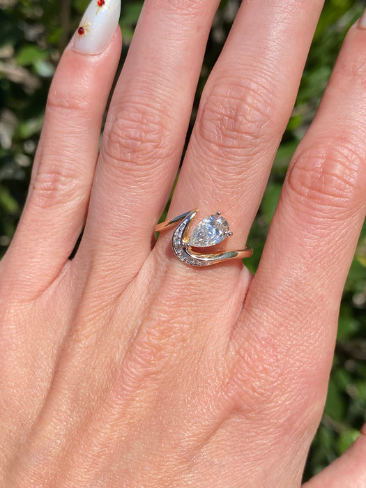 14K Gold Lab 1 Carat Pear Diamond Swirl Ring – VS Clarity, F Color, Size 7